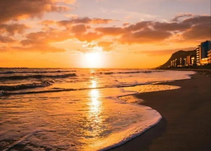 Tra Mare E Vicoli Del Centro Pesaro